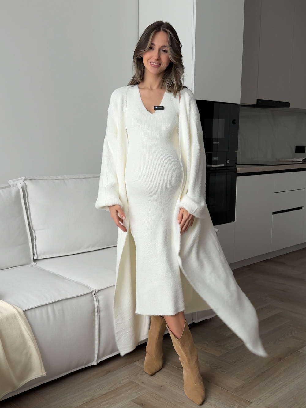 Платье вязаное, пушистое, средней длины, на лямках