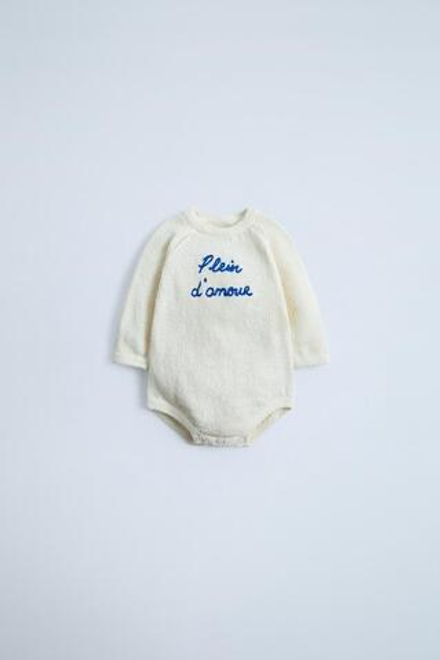 ZARA ТРИКОТАЖНОЕ БОДИ С ВЫШИТОЙ НАДПИСЬЮ, ЭКРЮ