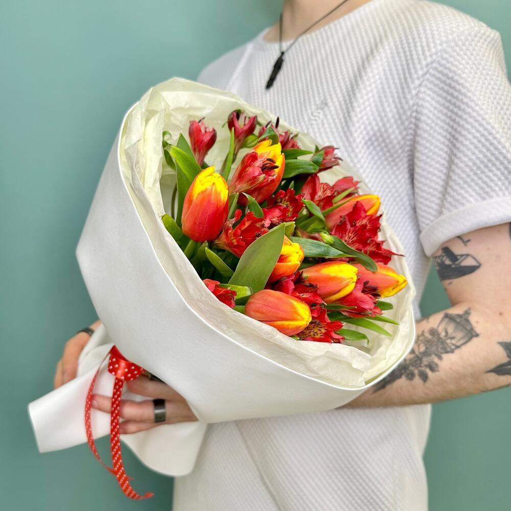 «Буйабес» букет из тюльпанов и альстромерий