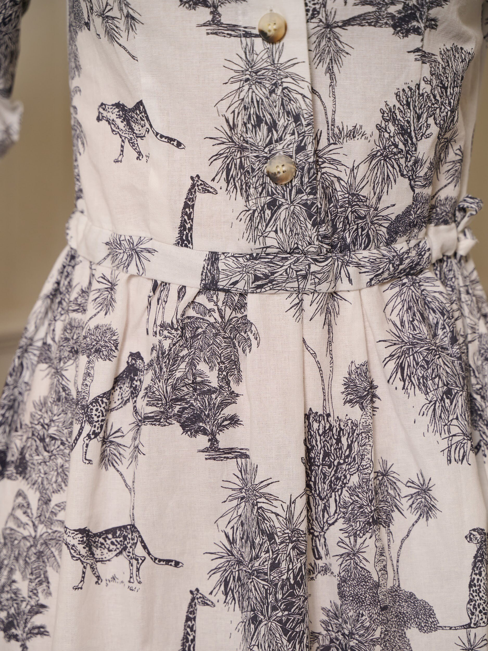 Платье белое с кружевом