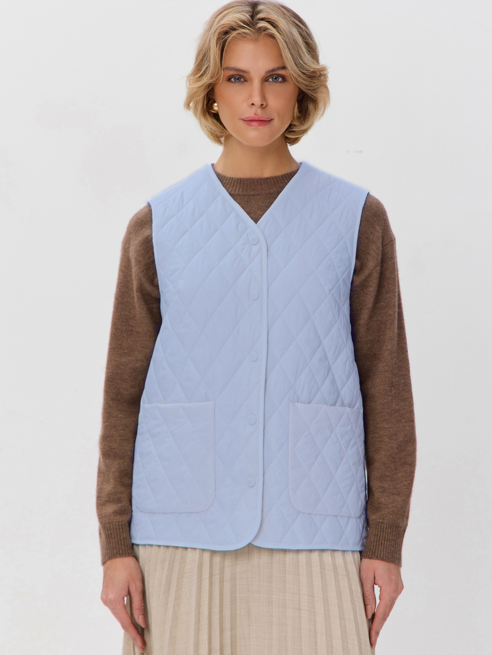 Легкий стеганый жилет с накладными карманами