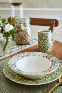 Spode Тарелка Morris&Co. Глубина 19 см, клубничный вор