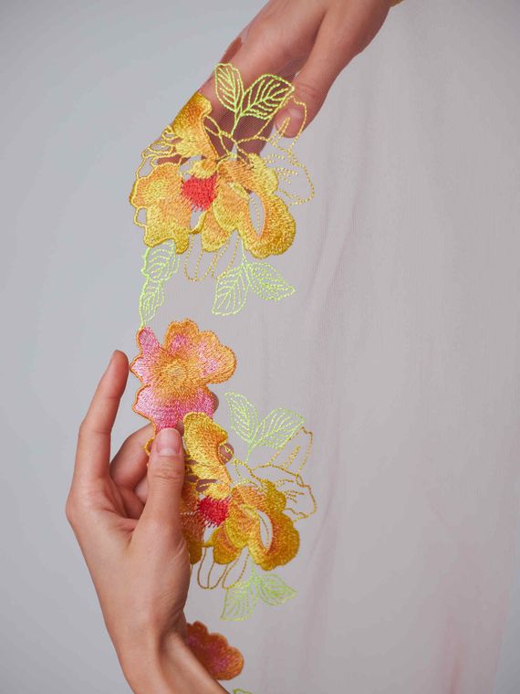 05-158 Вышивка на неэл. сетке 22 см, бежевый/желтый/салатовый (левая)