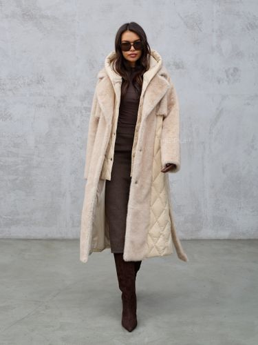 Бежевый комбинированный пуховик с капюшоном и поясом