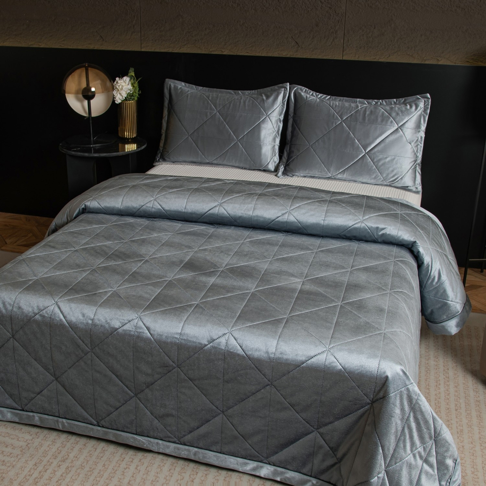 Велюровое покрывало в клетку и две наволочки OVL039