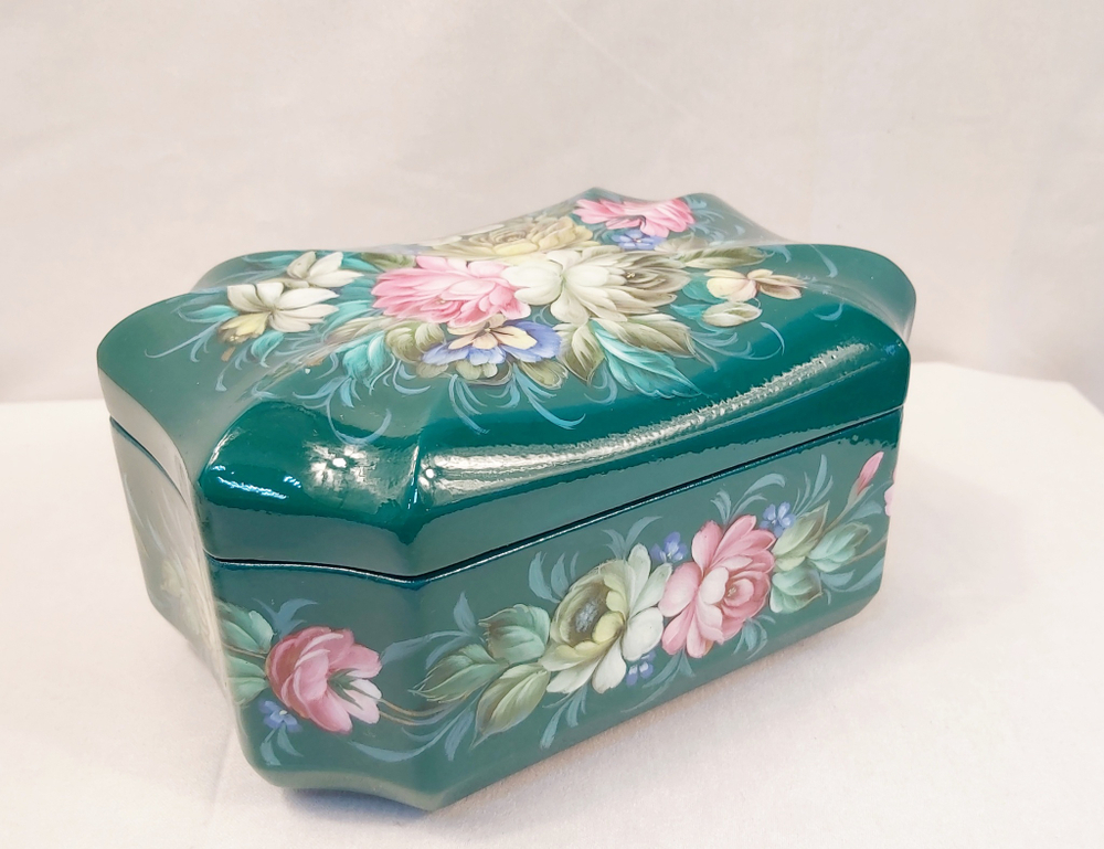 Шкатулка "Цветы на зеленом" с жостовской росписью