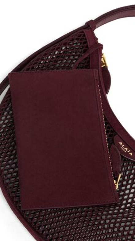 ALAÏA СУМКА ONE PIECE DEMI LUNE ИЗ ЗАМШИ В СЕТОЧКУ, КОРИЧНЕВЫЙ