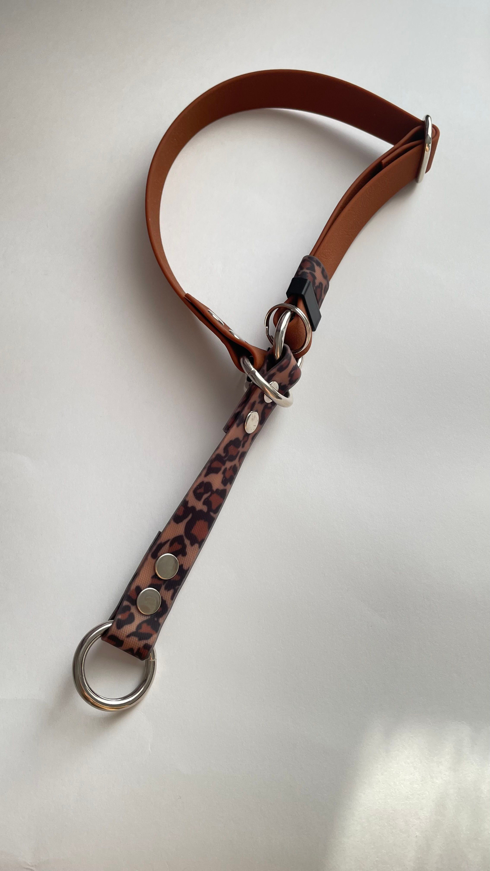 Перестежка для собак коричневая с леопардовым принтом из Биотана , 15 мм ширина , 5 м длина.