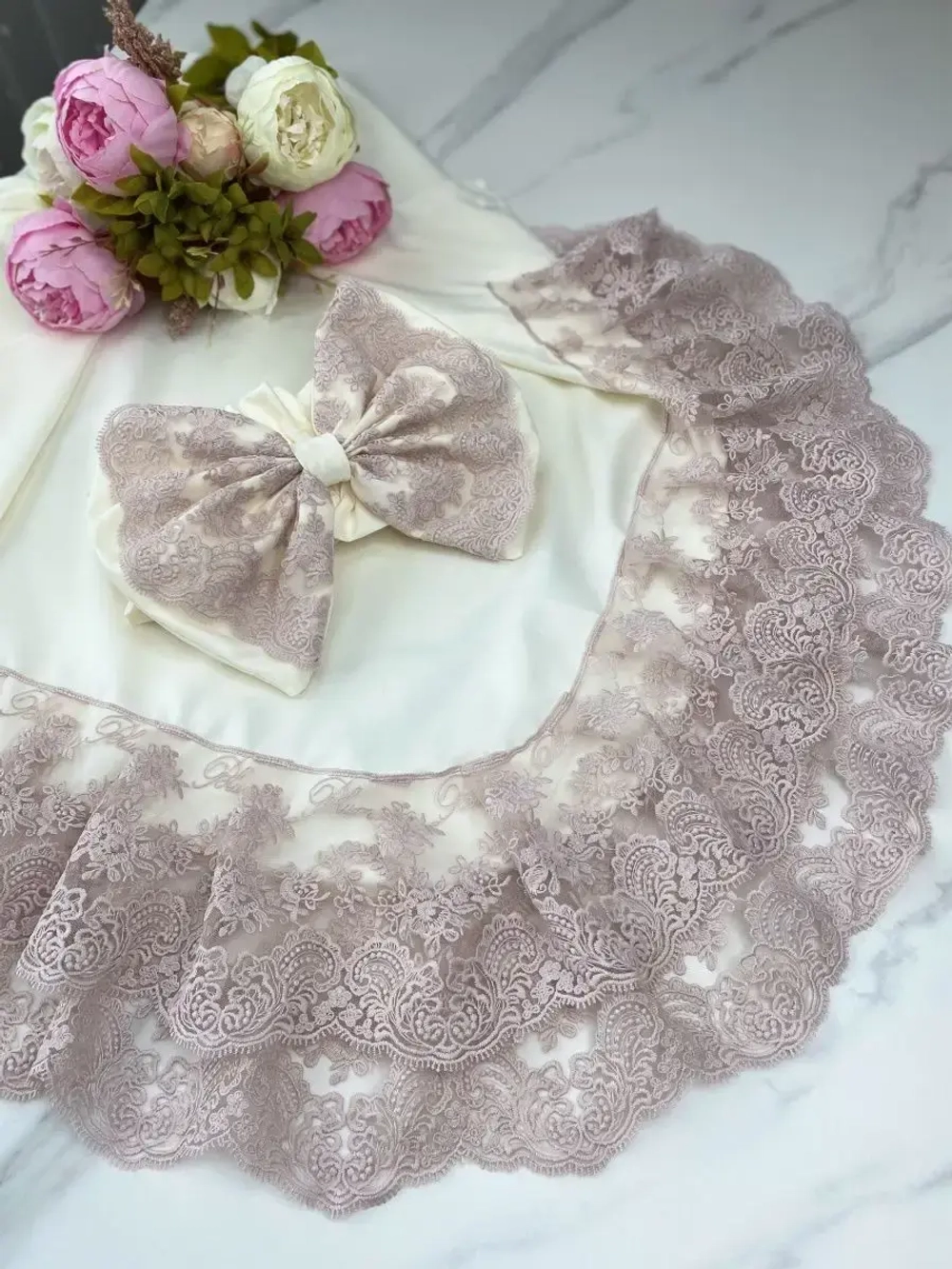 Кружевной уголок и бант на выписку