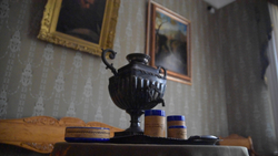 Кружка большая фарфоровая без ручки c берестой и с цитатами Лермонтова. Lermontov forever.