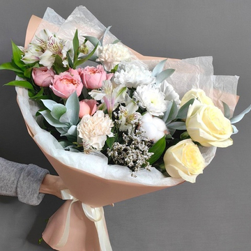 Авторский букет в кремовой гамме