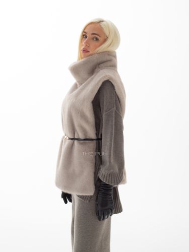 Серая манишка из эко-меха с поясом