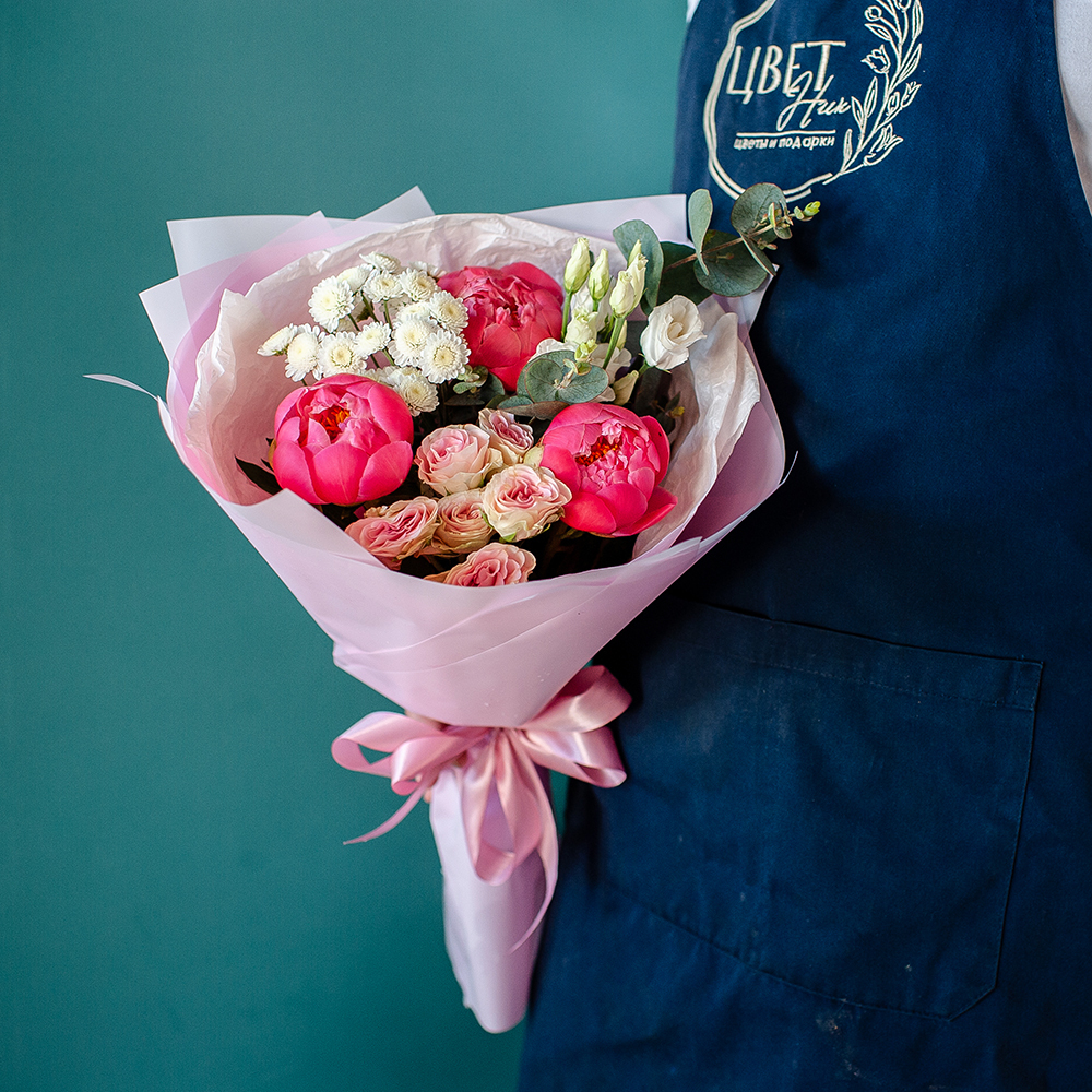 Сборный букет с пионами корал шарм