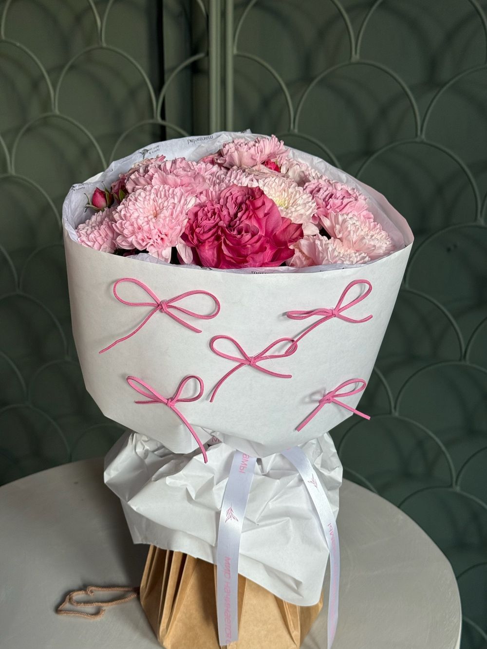 Букет из кустовых пионовидных роз, одноголовой розы, диантусов и хризантемы в розовом оттенке