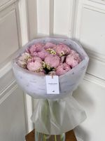 Букет 15шт розовых пионов с ромашками