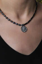 Колье из гематита и "бензинового" жемчуга с кулоном из перламутра и цирконов с солнцем, серебро