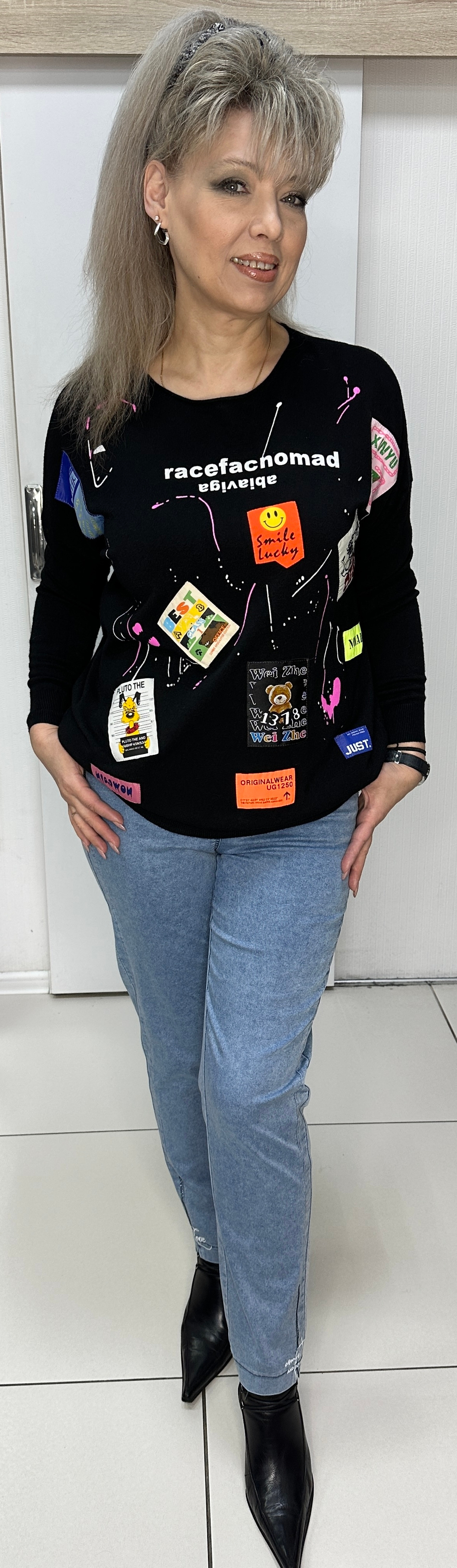 Черный джемпер с ярким принтом по лицевой стороне