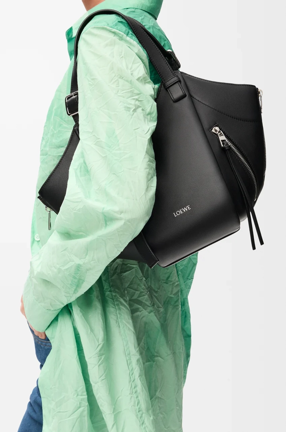 Loewe Сумка Hammock Flip из классической телячьей кожи, черный