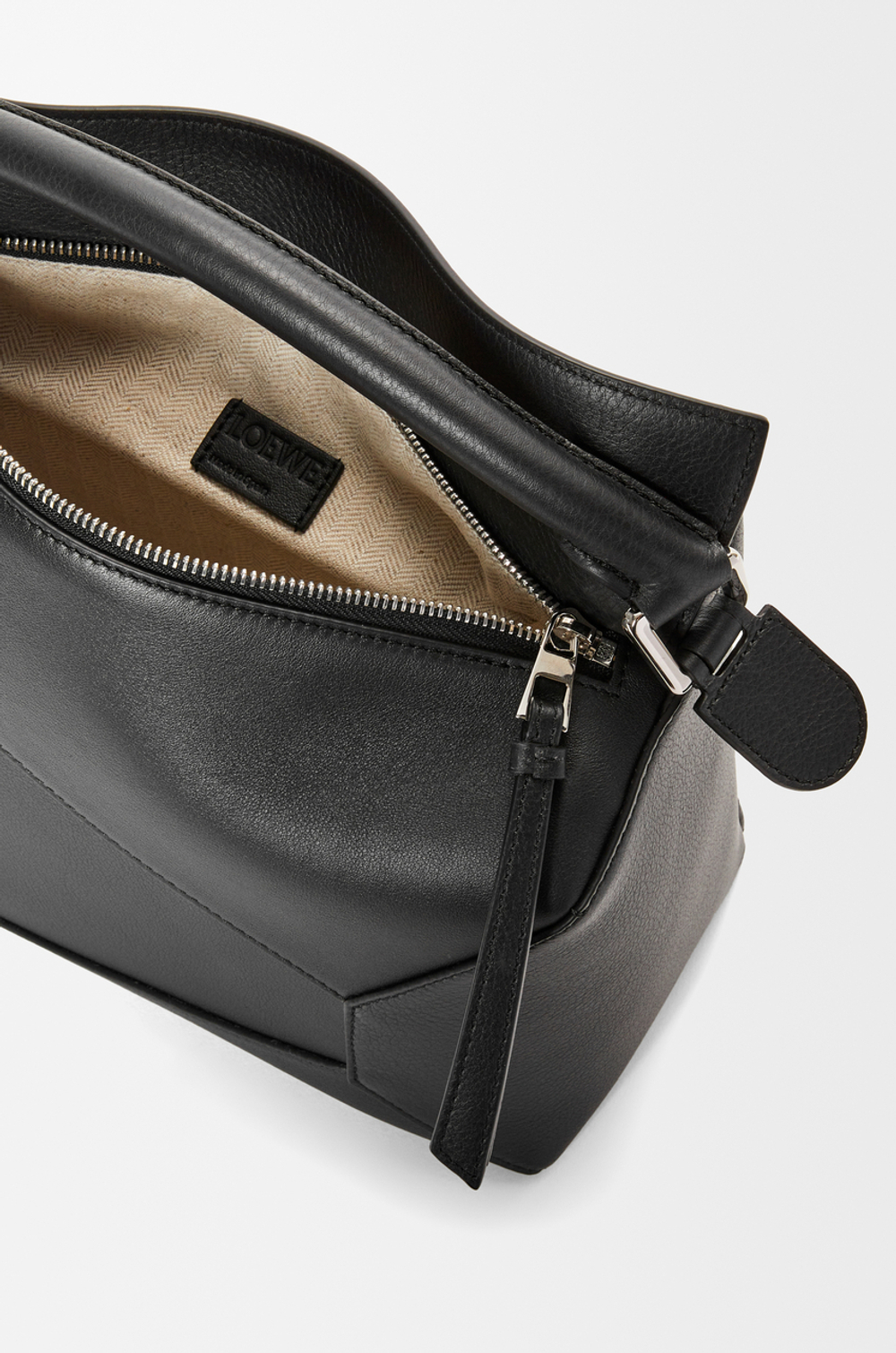 Loewe Сумка среднего размера Puzzle Edge из классической телячьей кожи, черный