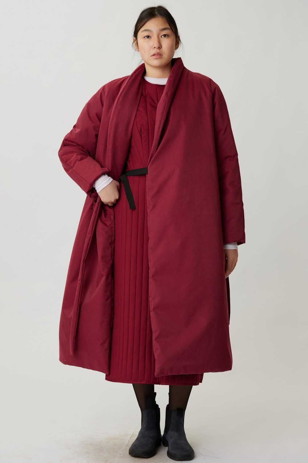 Зимнее пальто на запах из бордовой бархатистой мембраны