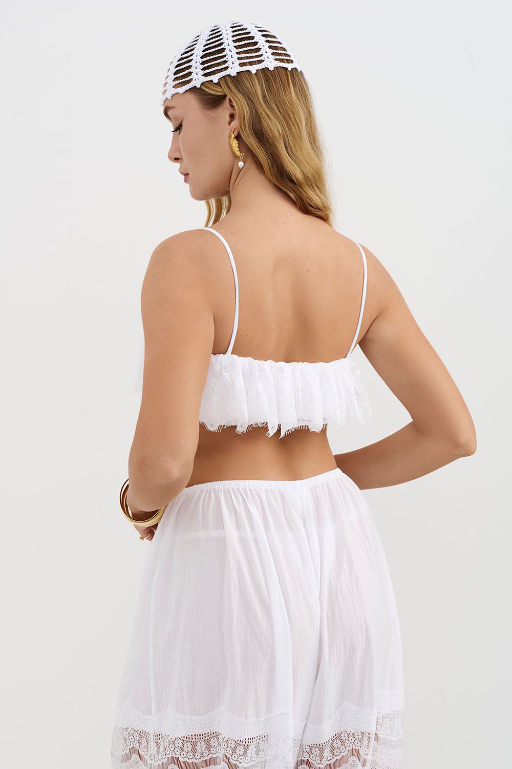 Топ из жатого хлопка белого цвета с кружевом