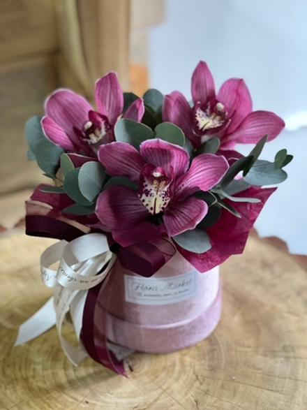 Орхидея Цимбидиум и эвкалипт в бархатной шляпной коробке