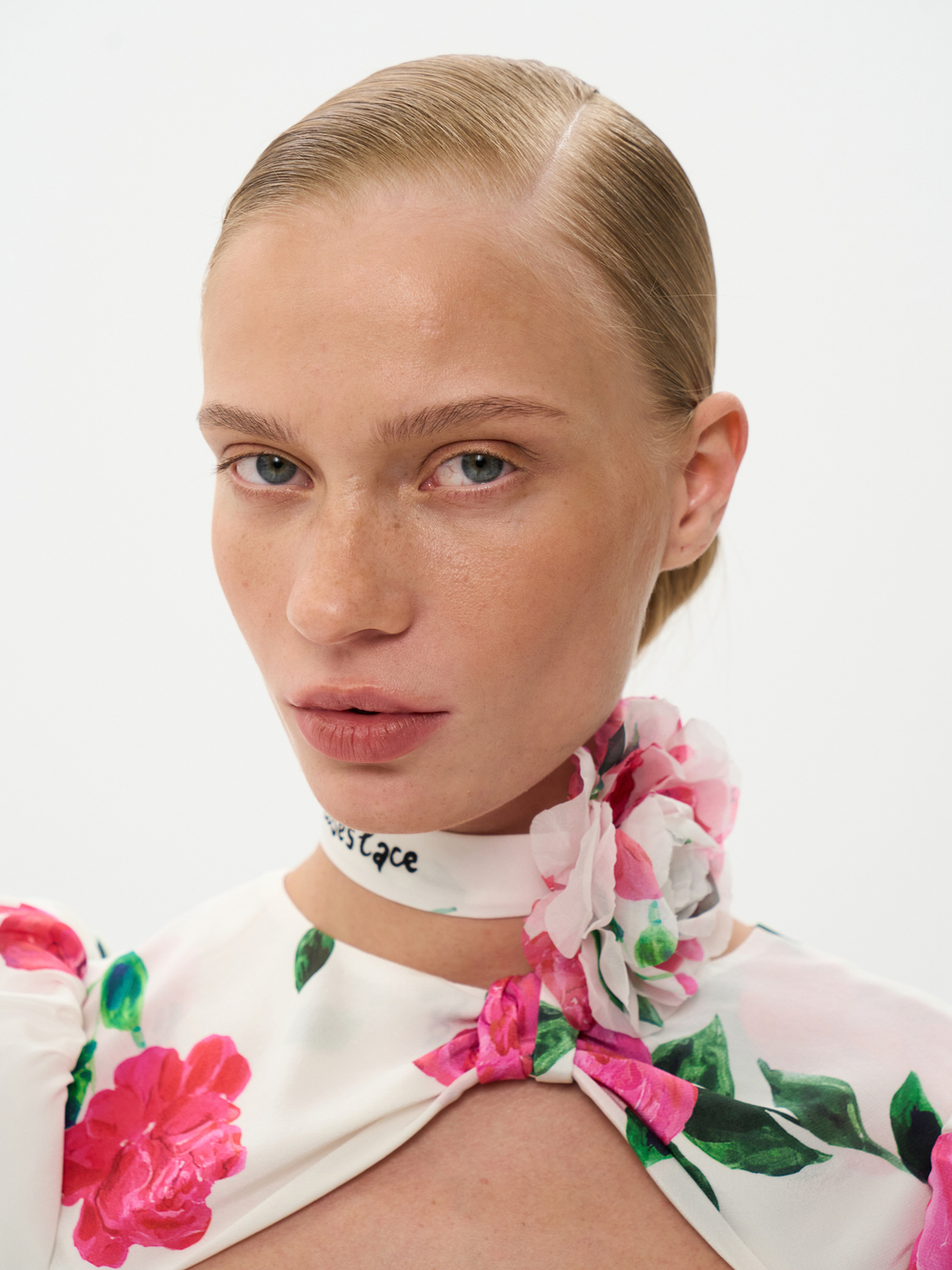 Floriena, чокер молочный с крупными малиновыми цветами