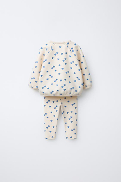 ZARA КОМПЛЕКТ ИЗ ТОЛСТОВКИ И ЛЕГИНСОВ С ВЫШИТЫМИ СЕРДЦАМИ, ЭКРЮ