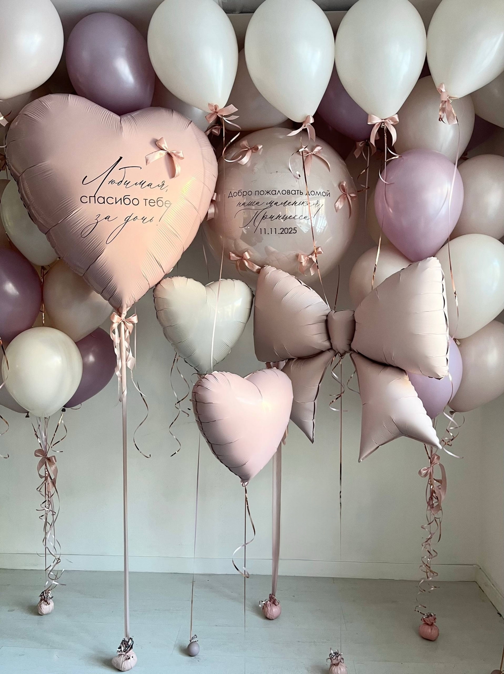 Воздушные шары на выписку из роддома дочери лаванда/песок/пыльная роза бантики№4132