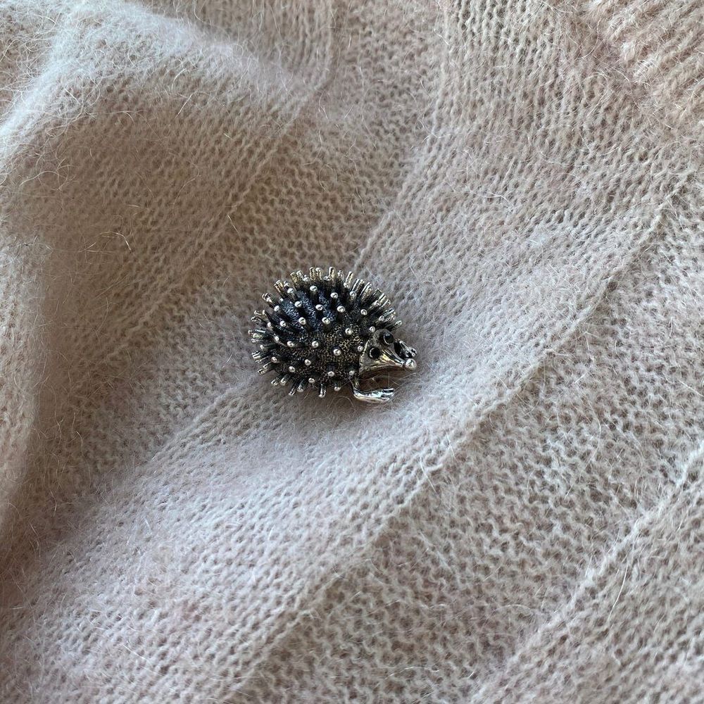 Брошь ежик из бижутерного сплава, покрытие черненое серебро. Классическая брошная застежка.