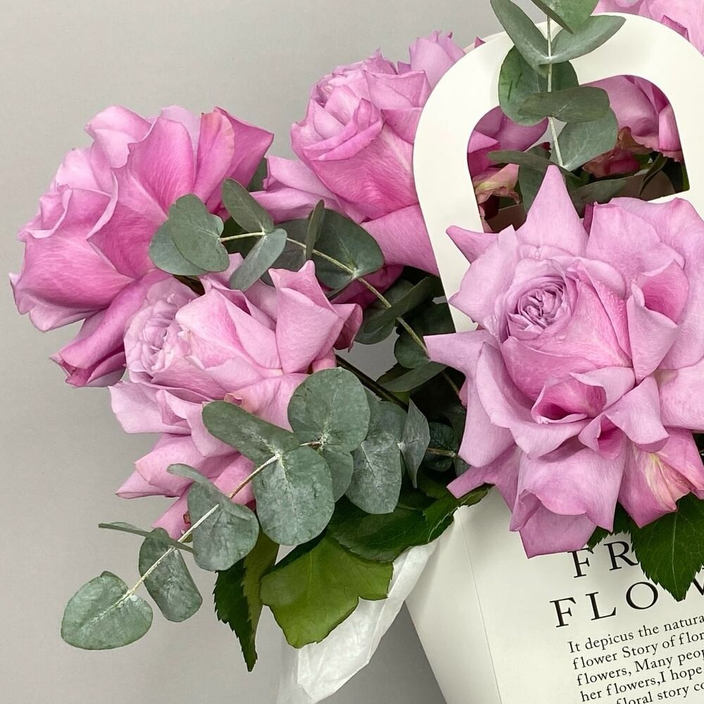 «Магия Цвета» французские розы с эвкалиптом в сумке