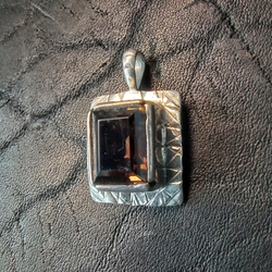 Подвеска прямоугольная с тёмным камнем