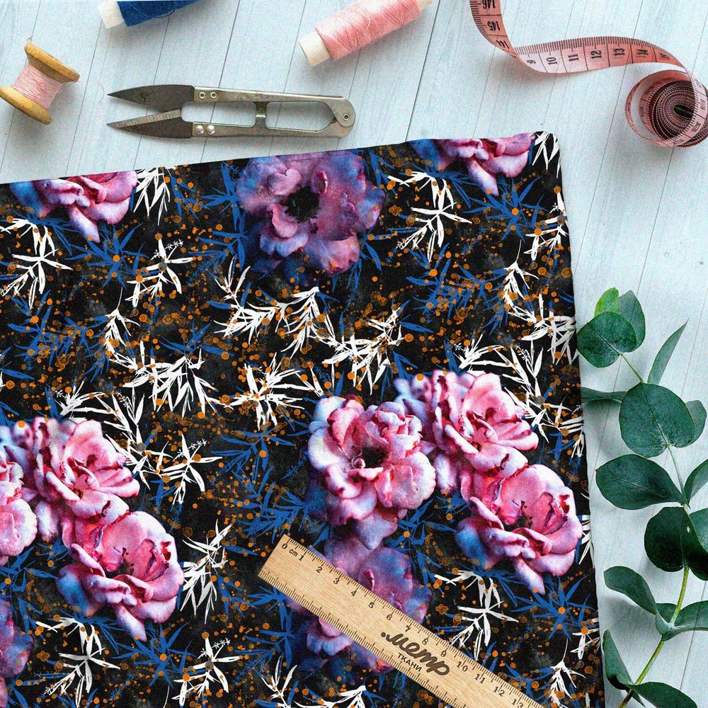 Ткань мембрана насыщенные розы на чёрном фоне с пыльцой