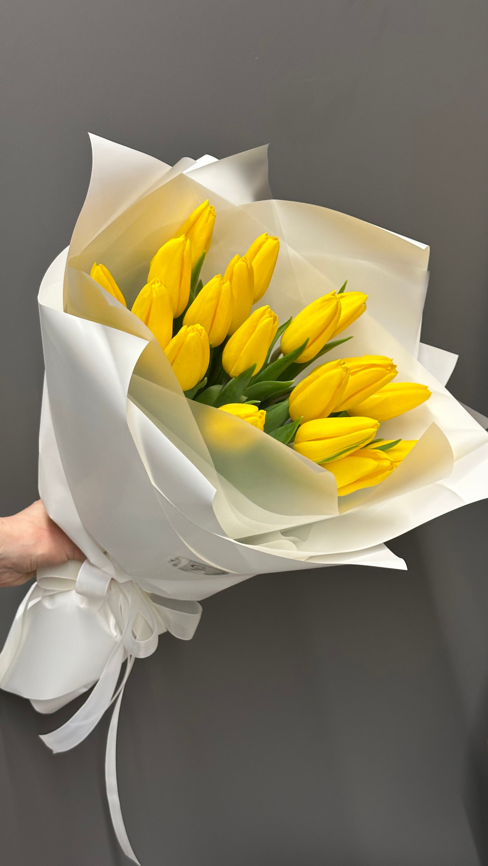 19 желтых тюльпанов