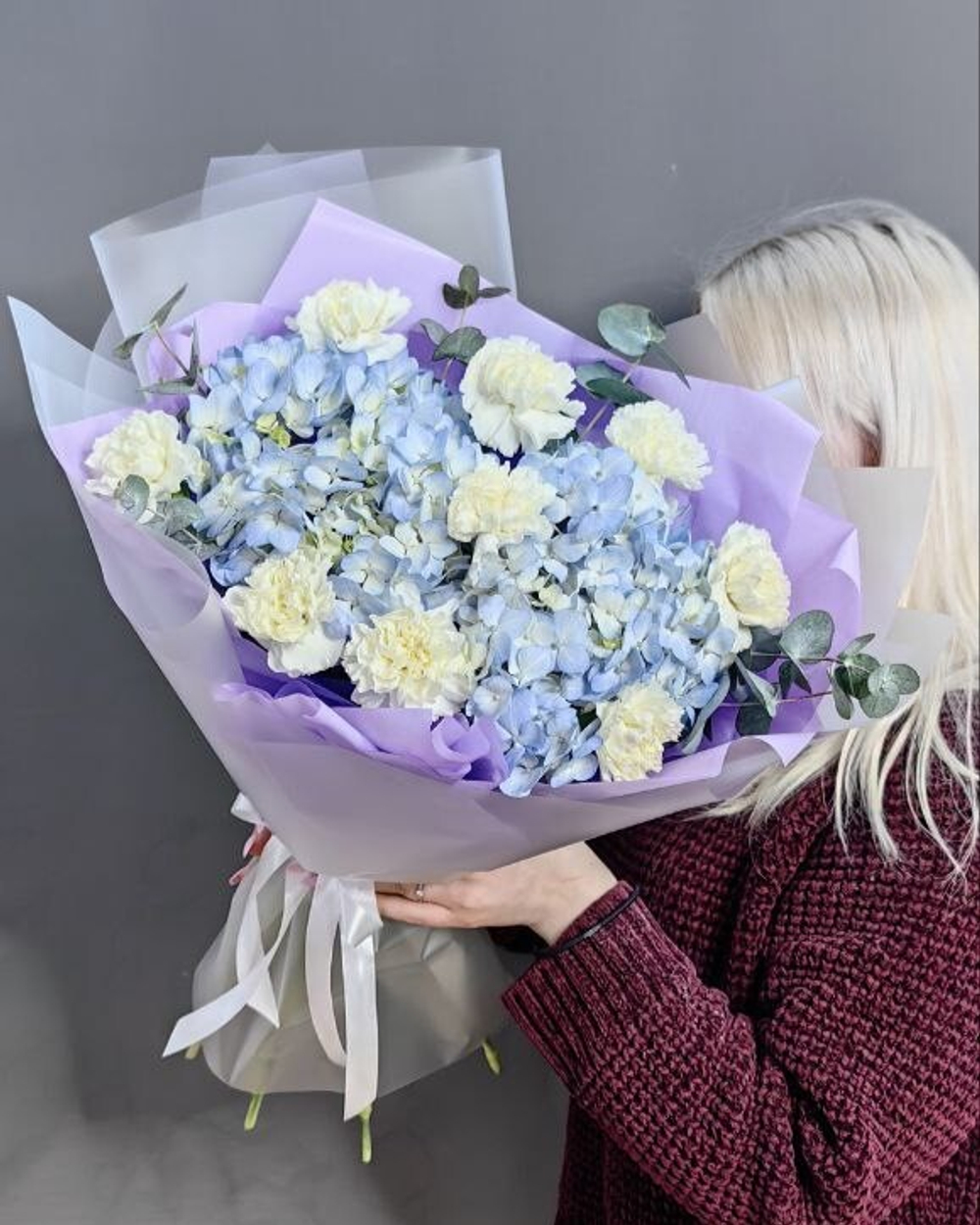 Авторский букет с голубыми гортензиями