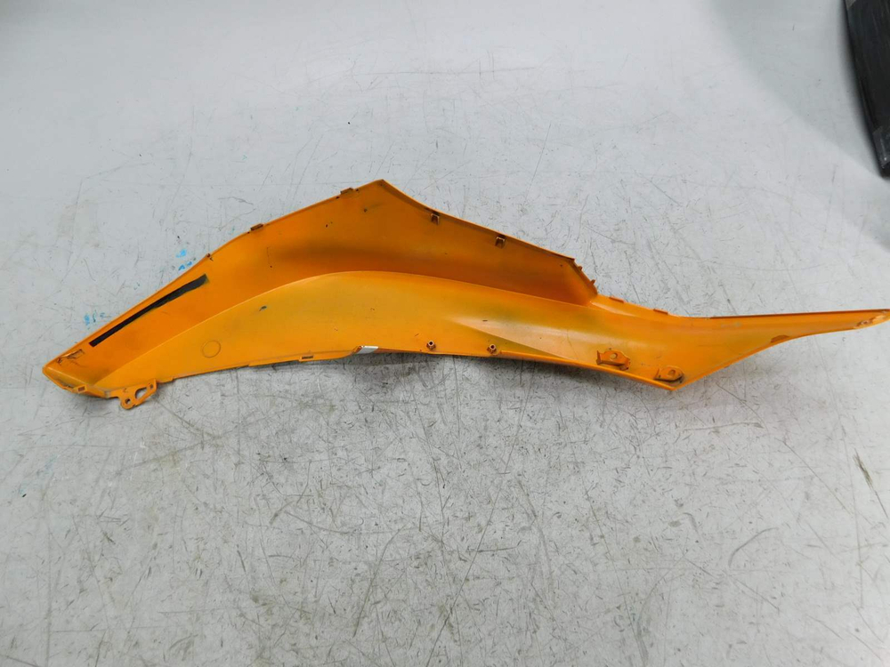 Пластик боковой левый Honda CBR600RR 06-08 64360-MFJ-D000