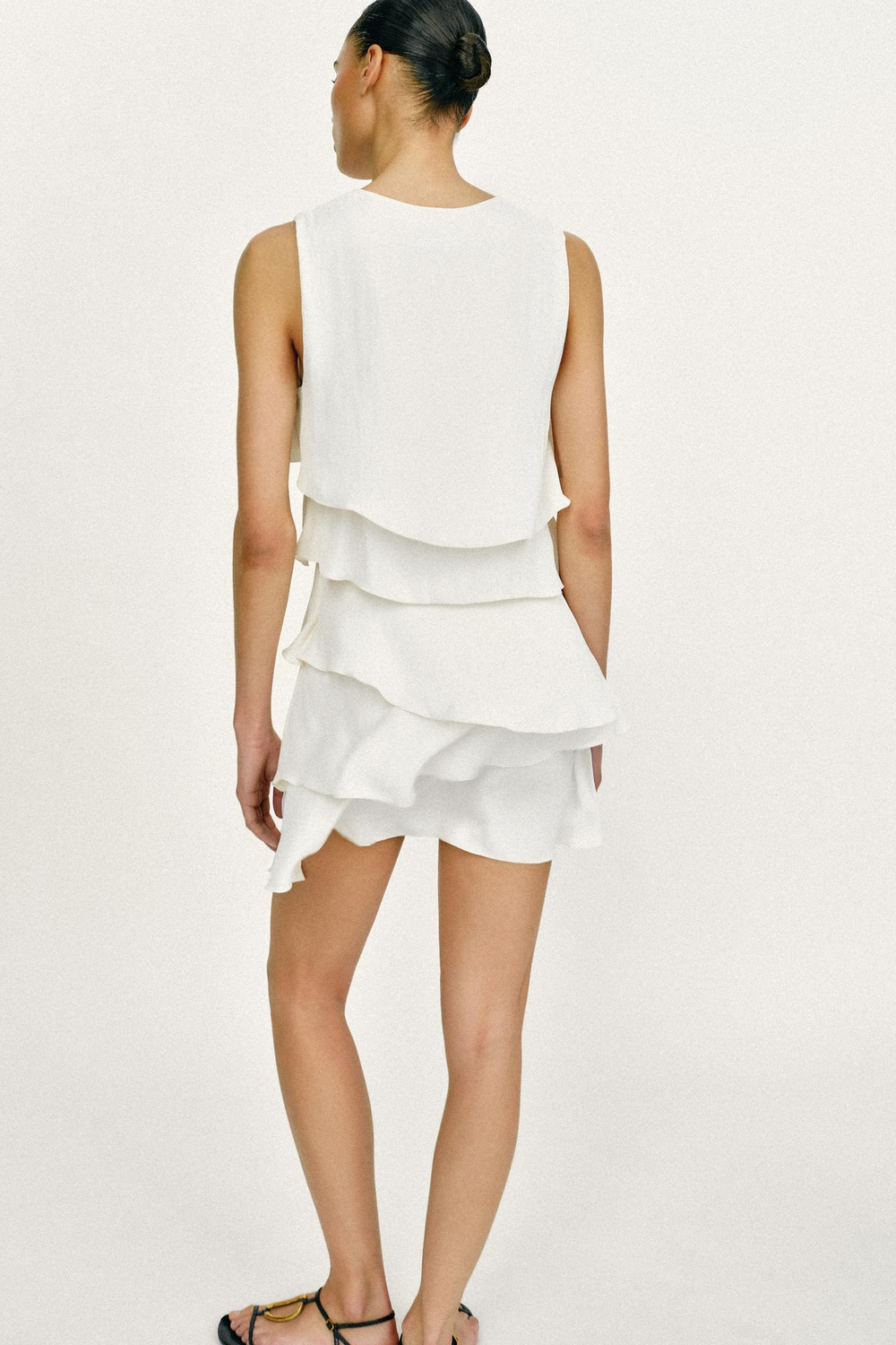 ZARA КОРОТКОЕ ПЛАТЬЕ С ВОЛАНАМИ, ЭКРЮ