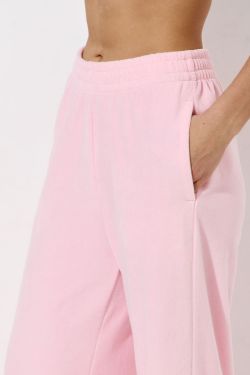 Широкие брюки на резинке из велюровой ткани розового цвета