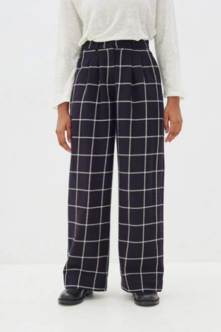 Брюки со складками чёрные в белую клетку