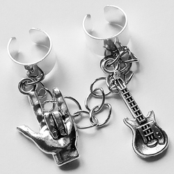 Серьги каффы (без прокола) с цепочкой и подвесками "Рок, гитара" две клипсы соединенные цепочкой.