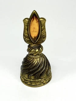 Бронзовая статуэтка на янтаре