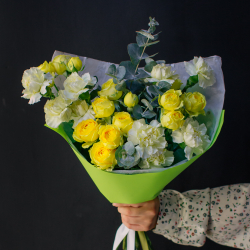 40. Лимонный букет с розами и диантусами