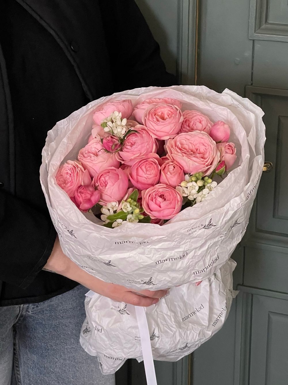 Букет из кустовой пионовидной розы и белых незабудок