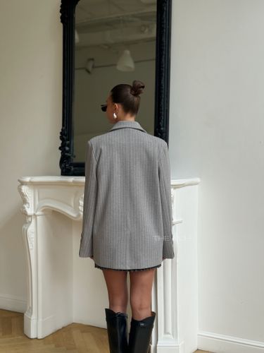 Серый двубортный жакет в полоску