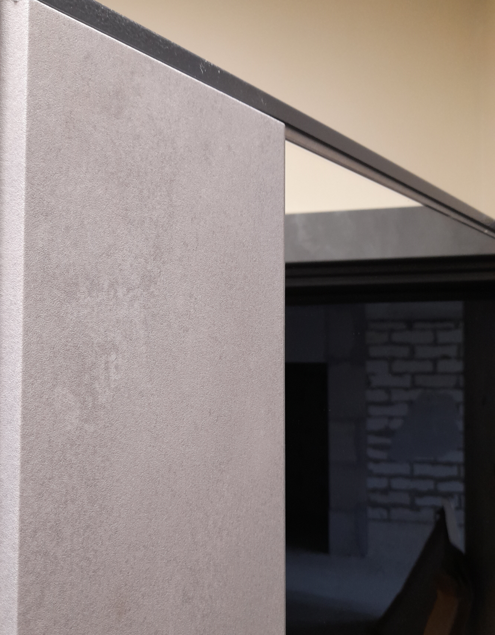 Входная металлическая дверь с зеркалом Лекс New Line Соната Бетон серый (темный)/ №102 Бетон серый
