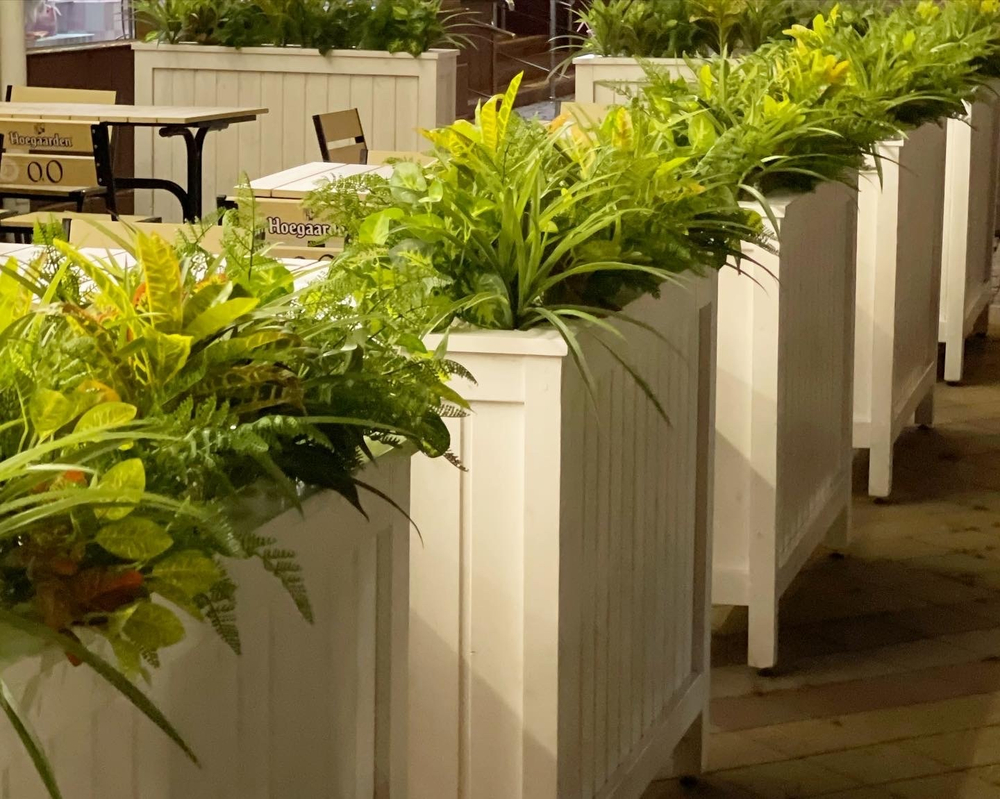 Озеленение дивайдеров искусственными растениями.