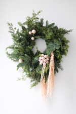 Рождественский венок с персиковым декором