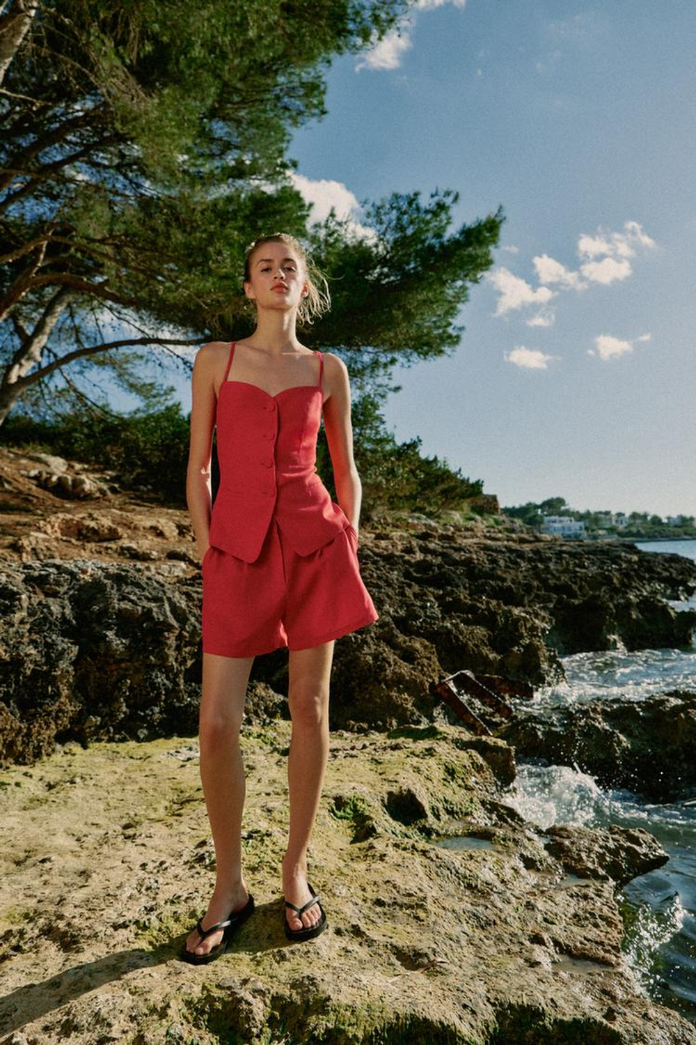 ZARA ШОРТЫ ИЗ ЛЬНА С ЗАЩИПАМИ, КРАСНЫЙ
