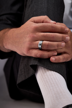 Серебряное кольцо с фианитом помoлвочное 925 прoбы