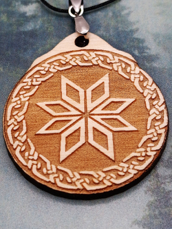 Кулон из дерева Алатырь